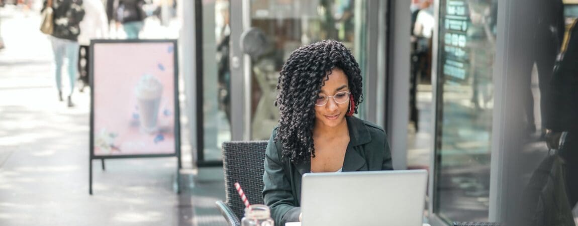 attractive woman computer QLC attractive woman computer QLC